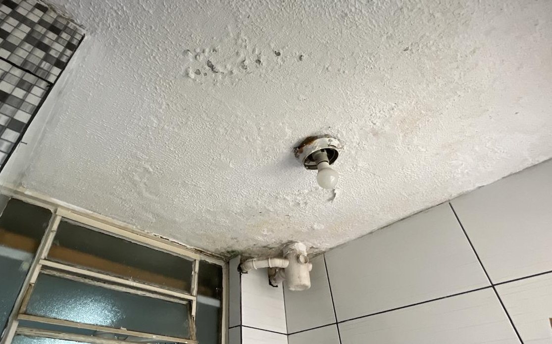 Teto de banheiro com empolamento e descascamento da pintura