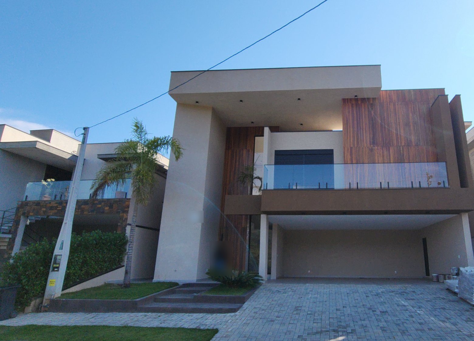 Fachada de sobrado com volume em balanço